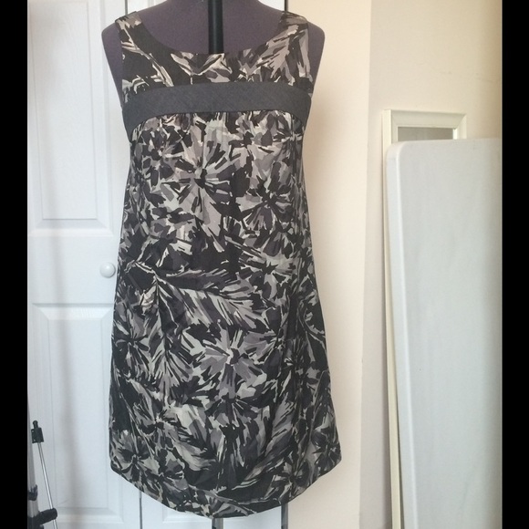 Trina Turk Black and Gray Feather Print A Line Dress with Tie Back, Size 8 🗣 - Picture 1 of 2